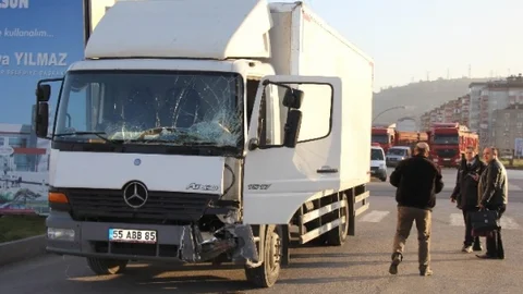 Kamyon Minibüsle Çarpıştı 1 Yaralı