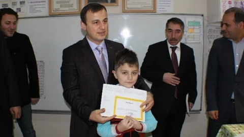 Suşehri'nde Öğrencilerin Karne Heyecanı