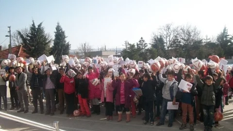 Bir Ellerinde Karne Bir Ellerinde Top