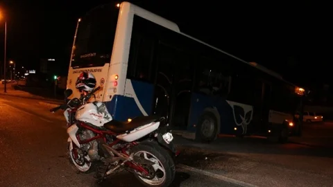 Polisten Kaçan Motosiklet Otobüse Çarptı 2 Yaralı