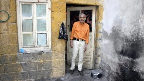 Yaşlı Adamın Tek Göz Odada Yaşam Mücadelesi
