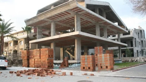 (Özel Haber) Marmaris'te İnşaata Giren Öfkeli Kadın Tuğlaları Fırlattı