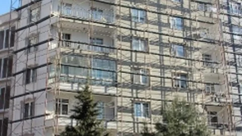 İnşaat İşçilerinin Tehlikeli Mesaisi