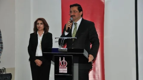 Minik Öğrencilerin Karnelerini Başkan Ak Verdi
