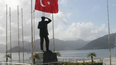 Marmaris'te Suudi Kral İçin Bayraklar Yarıya İndi
