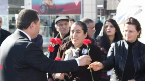 CHP Gazeteci Mumcu İçin Karanfil Dağıttı