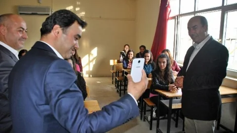 Kız Öğrencilerden Milletvekili Enç'e 3G'li Teşekkür