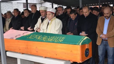 Cenaze Namazını Öğretmeni Kıldırdı