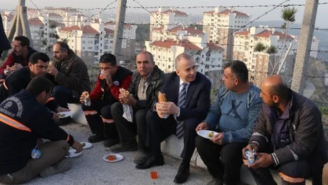 Başkan Zolan'dan Karla Mücadele Ekiplerine Sucuk Ekmek İkramı