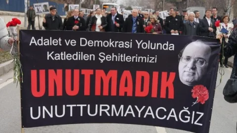 Uğur Mumcu Edirne'de Karanfillerle Anıldı