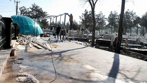 Emirdağ Belediyesi Temiz Bir Kabristanlık İçin Kollarını Sıvadı