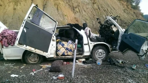 Minibüs Karşı Yönden Gelen Tir'ın Dorsesine Çarptı 2 Ölü 6 Yaralı