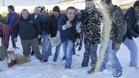 Başkan Genç Akdağ'da Kuşlara Yem Bıraktı