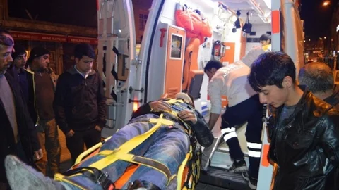 Besni'de Motosiklet İle Kamyonet Çarpıştı 1 Yaralı