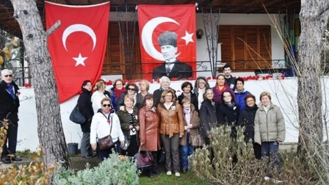 Gazeteci-Yazar Uğur Mumcu Ayvalık'taki Evi Önünde Düzenlenen Törenle Anıldı