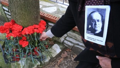 Uğur Mumcu Milas'ta Karanfillerle Anıldı