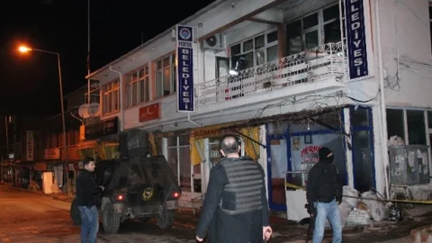 Belediye Ve AK Parti İlçe Teşkilatına Molotoflu Saldırı