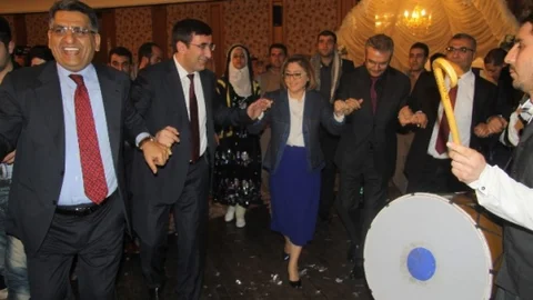 Bakan Yılmaz Kürtçe Şarkılar Eşliğinde Halay Çekti