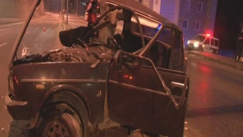 Otomobil İkiye Bölündü