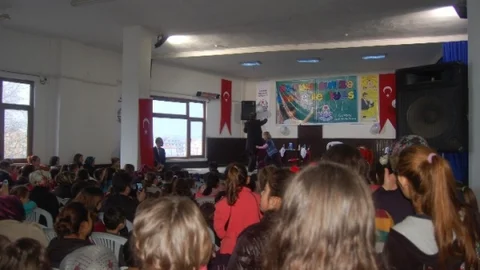 Lapseki'de Çocuklara Karne Hediyesi