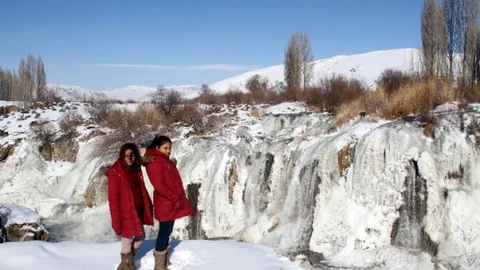 Muradiye Şelalesi Dondu