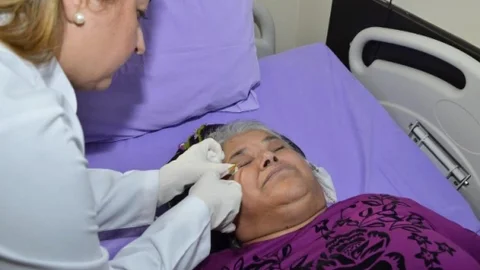 Gözlerindeki İstemsiz Kapanmadan Botoks Yöntemiyle Kurtuldu