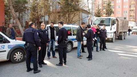 Kucağında Küçük Çocuk Tekme Tokat Kavga Etti