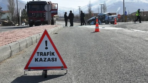 Aynı Kavşak Yine Kaza 1'i Ağır 4 Yaralı