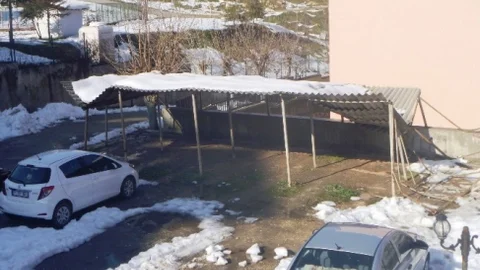 Bilecik'te Kar Kütlesine Dayanmayan Otopark Çatıları Çöktü