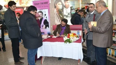 Yazar Sinan Yağmur Kitaplarını İmzaladı