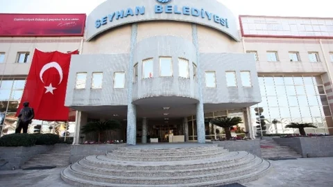 Seyhan Belediye Binası Kurşunlandı