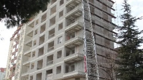 İnşaatın Çatısında Yangın Çıktı