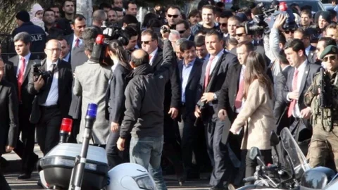 Başbakan Davutoğlu El Öpüp Simit Dağıttı