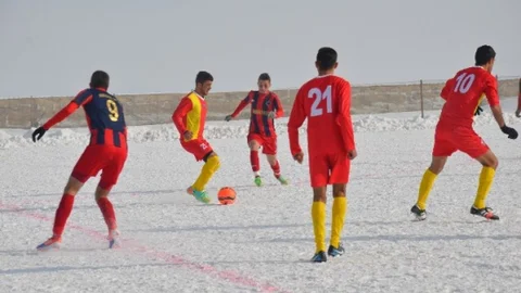 Karla Kaplı Sahada Amatör Maç