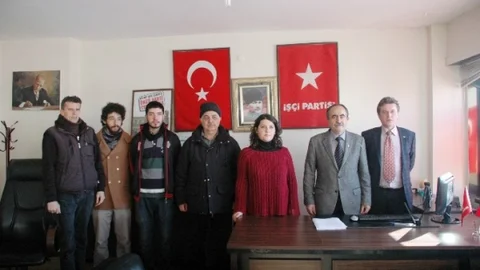 İşçi Partisi Astıkları Afişlerin Kaldırılmasına Tepki Gösterdi