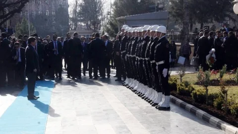 Başbakan Davutoğlu Diyarbakır Valiliği'ni Ziyaret Etti