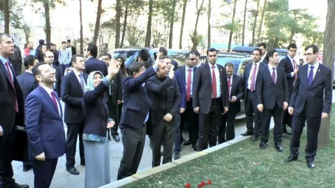 Başbakan Davutoğlu Ali Gaffar Okkan'ın Şehit Edildiği Caddeyi Gezdi