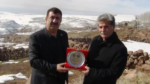 Genel Başkan Çelik'ten Eski Muhtara Manevi Ödül