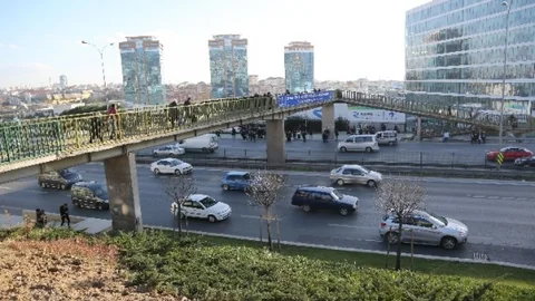 Maltepe Esenkent Yaya Üstgeçidi Kaldırıldı