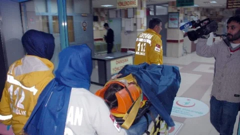 Otomobiller Kafa Kafaya Çarpıştı 3 Yaralı