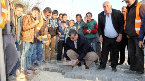 Eski Vali Elleriyle Parke Taşı Döşedi
