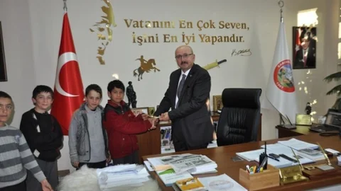 Yolda Buldukları Saati Belediyeye Teslim Eden Çocuklara Ödül