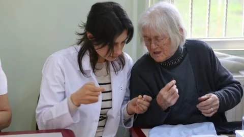 88 Yaşındali Emekli Öğretmen K0-Mek'in Neşe Kaynağı