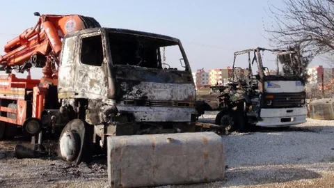 Nusaybin'de Park Halindeki Vinç Ve Kamyon Kundaklandı