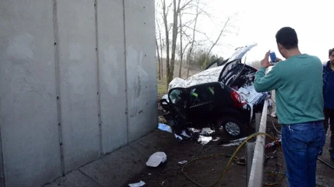 Otomobil Köprü Ayağına Çarptı 1 Yaralı