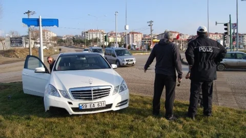 Otomobil Kavşaktaki Refüje Çıktı