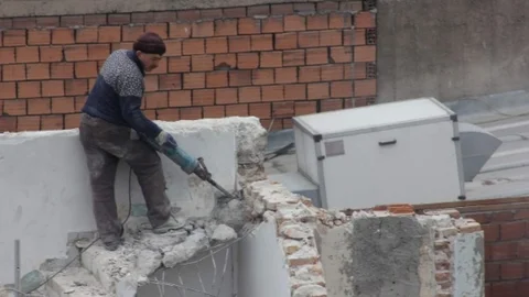 İşçilerin Ecel İle İmtihan Gibi Bina Yıkımı