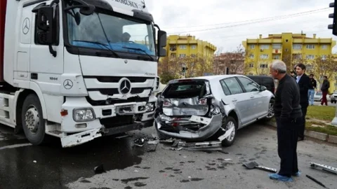 Tir Otomobile Çarptı Üç Yaralı