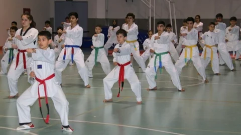 Taekwondocu Gençler Kuşak Bağladı