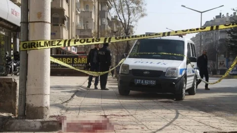 Eşinin Yanından Geçen Şahsı Bıçaklayıp Yoluna Devam Etti